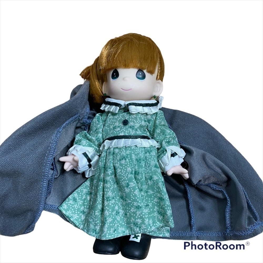 Precious Moments Children of the World Caitlyn of Ireland Doll NWT Green